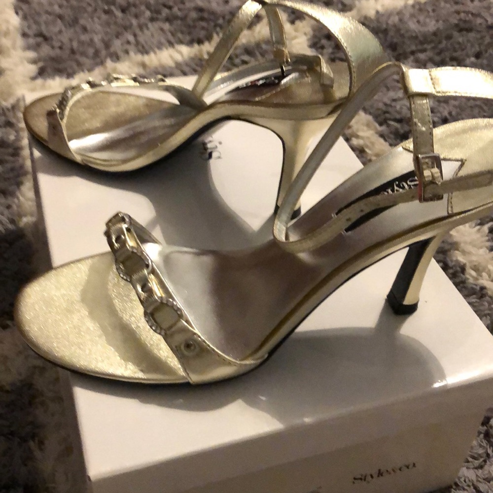 Heels - Picture 3 of 3